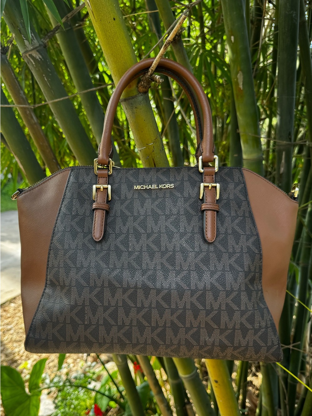 Michael Kors, hand and shoulder bag.